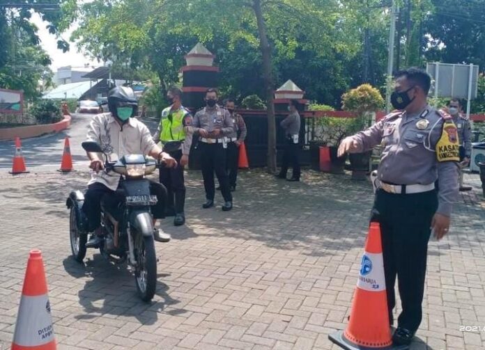 Disabilitas mengikuti ujian SIM Disabilitas mengikuti ujian SIM