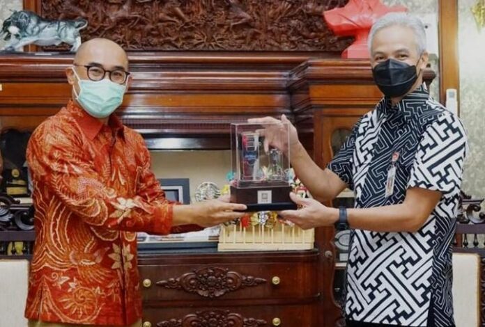 Feby Joko Priharto (kiri) Feby Joko Priharto (kiri)