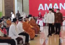 Jokowi meninjau pelaksanaan vaksinasi kepada ulama
