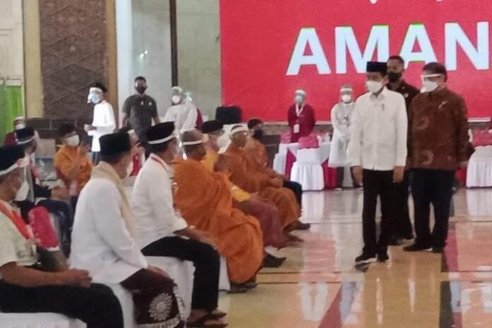 Jokowi meninjau pelaksanaan vaksinasi kepada ulama