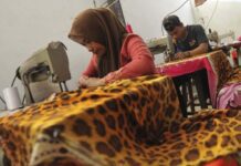 Karyawan Sedang Menjahit Daster