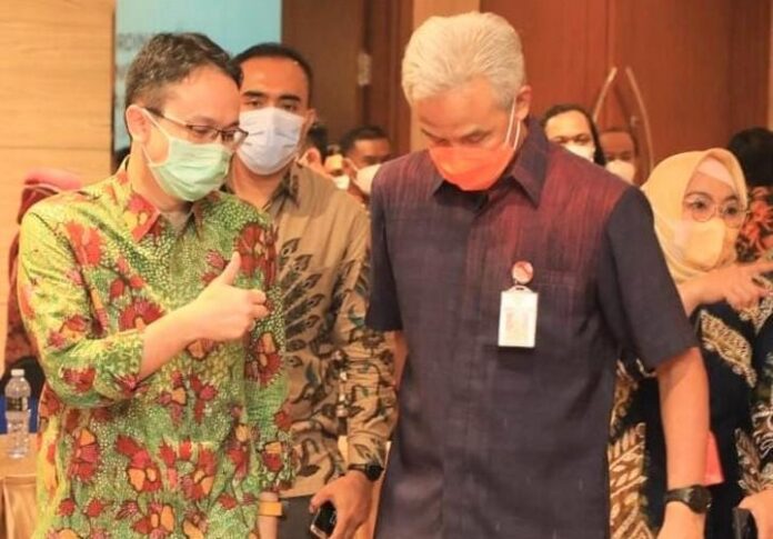 Jerry Sambuaga saat berbincang dengan Ganjar Pranowo Jerry Sambuaga saat berbincang dengan Ganjar Pranowo