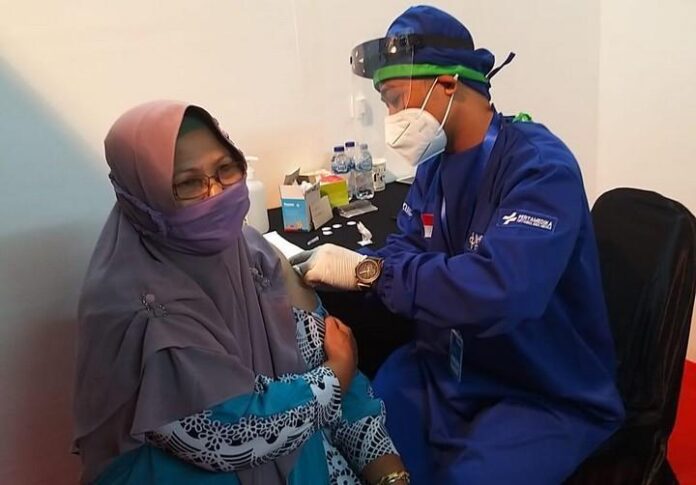 Lansia mengikuti program vaksinasi Lansia mengikuti program vaksinasi