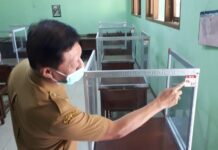 Partisi yang terpasang di meja siswa