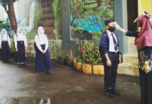 Siswa pengukuran suhu tubuh