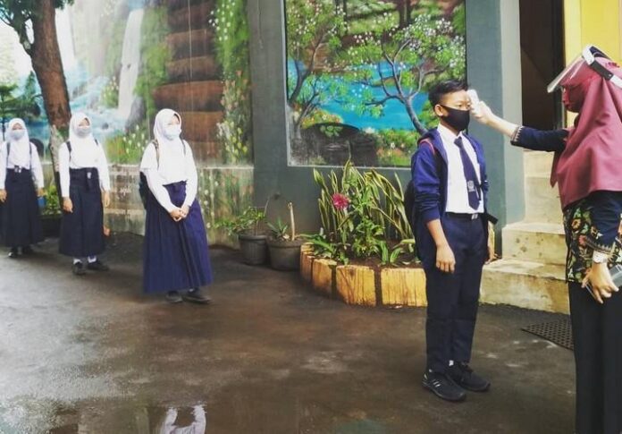 Siswa pengukuran suhu tubuh