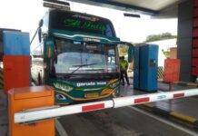 Bus melintas di Gerbang Tol Kalikangkung