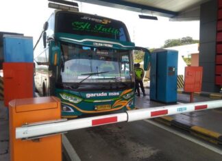 Bus melintas di Gerbang Tol Kalikangkung
