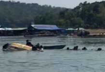 Perahu wisatawan terbalik di Waduk Kedung Ombo