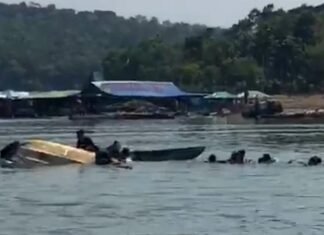 Perahu wisatawan terbalik di Waduk Kedung Ombo