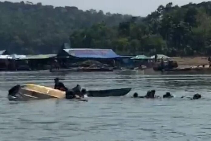 Perahu wisatawan terbalik di Waduk Kedung Ombo