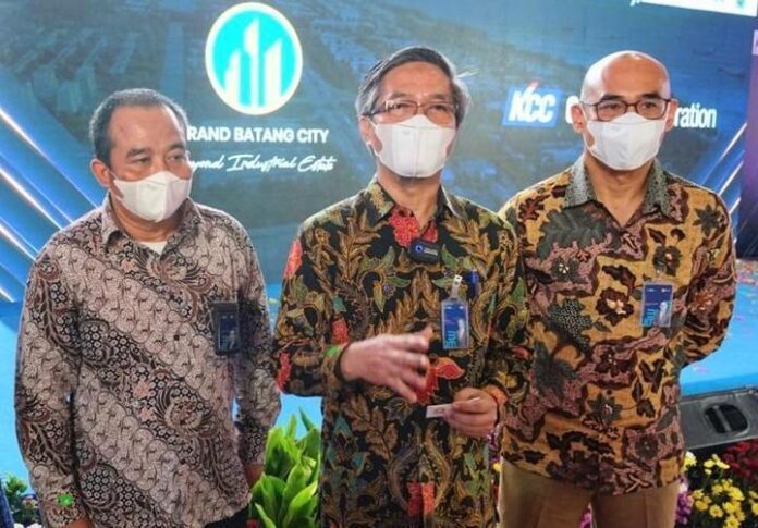 Bob Saril (tengah) Bob Saril (tengah)