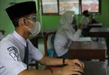 Belajar di ruang kelas