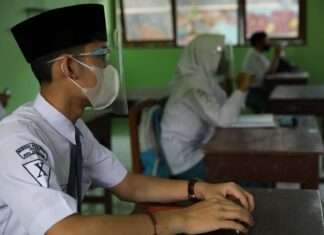 Belajar di ruang kelas