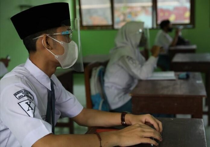 Belajar di ruang kelas