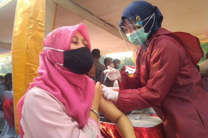 Vaksinasi di Simpang Lima