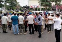 Kerumunan antre vaksin