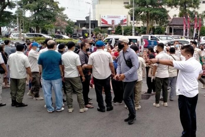 Kerumunan antre vaksin Kerumunan antre vaksin