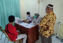 Petugas RS Bhayangkara Polda Jateng