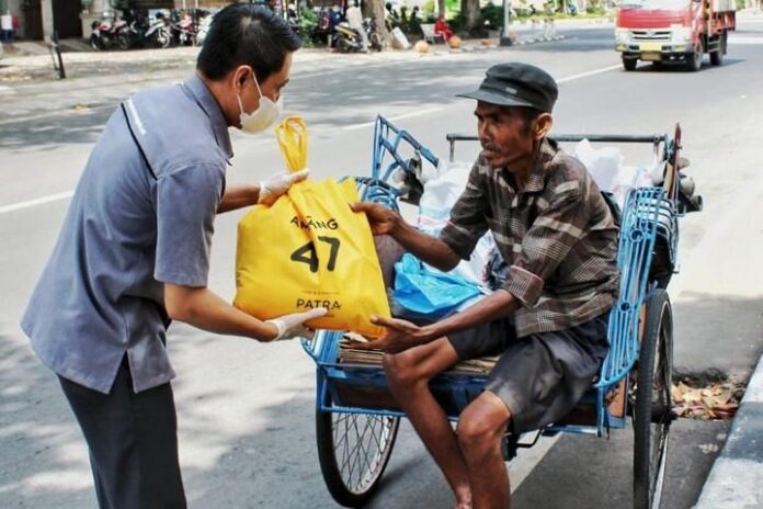 Bingkisan kepada seorang pengayuh becak