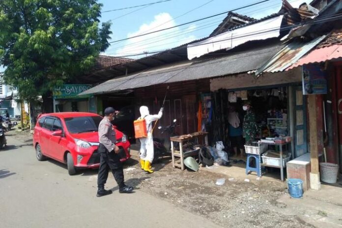 Polres Jepara melakukan penyemprotan desinfektan