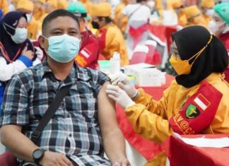 Vaksinasi oleh Polrestabes Semarang di GOR Jatidiri