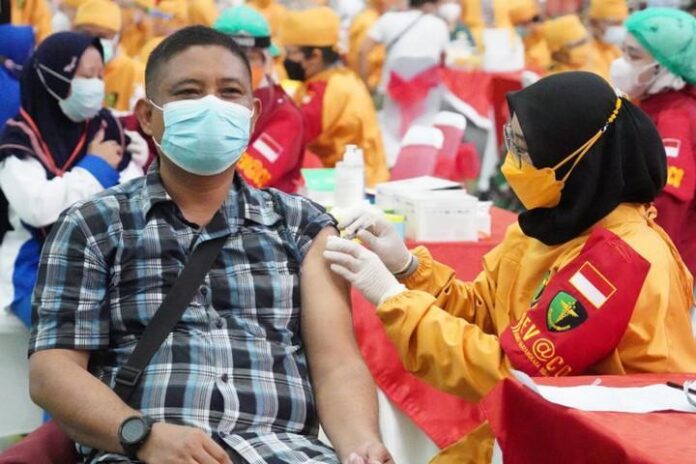 Vaksinasi oleh Polrestabes Semarang di GOR Jatidiri