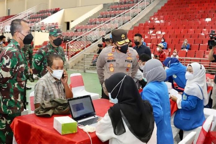 Vaksinasi oleh Polrestabes Semarang di GOR Jatidiri Vaksinasi oleh Polrestabes Semarang di GOR Jatidiri