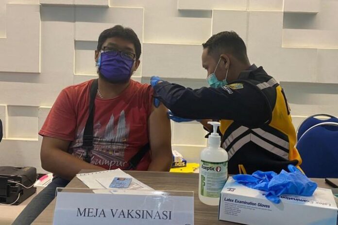 Sentra vaksinasi Bandara Ahmad Yani Semarang