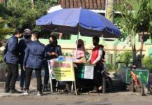 Borong dagangan milik PKL