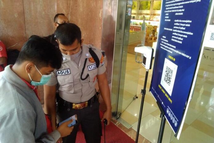 Petugas keamanan Mal Ciputra Semarang Petugas keamanan Mal Ciputra Semarang