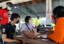 Penyandang disabilitas mengikuti vaksinasi
