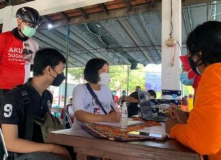 Penyandang disabilitas mengikuti vaksinasi