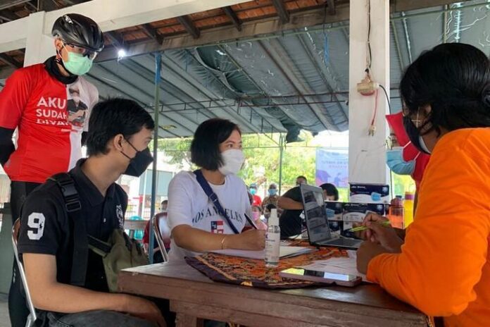 Penyandang disabilitas mengikuti vaksinasi Penyandang disabilitas mengikuti vaksinasi