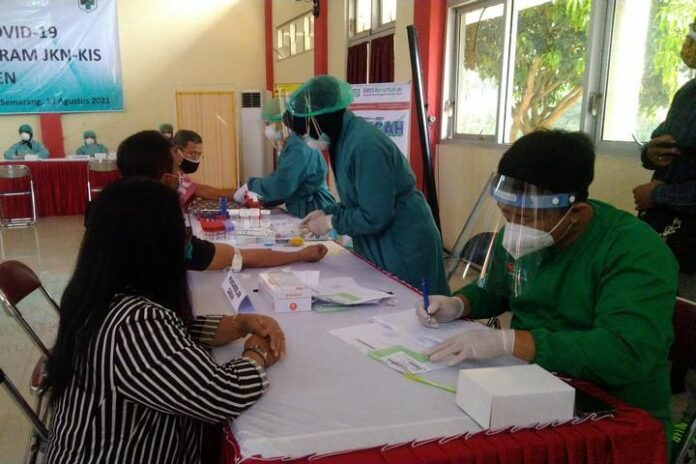 Petugas kesehatan melakukan skrining Petugas kesehatan melakukan skrining