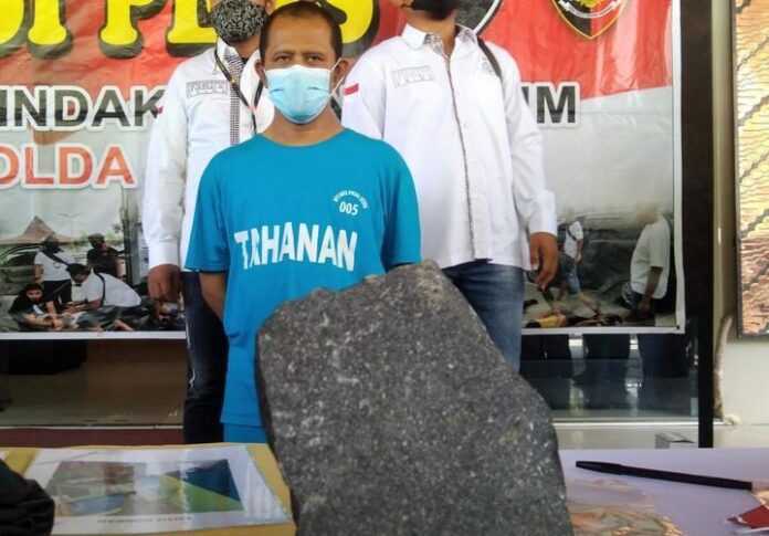 Batu yang digunakan tersangka Nur Hamid Batu yang digunakan tersangka Nur Hamid