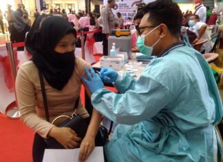 Kegiatan vaksinasi di Mall