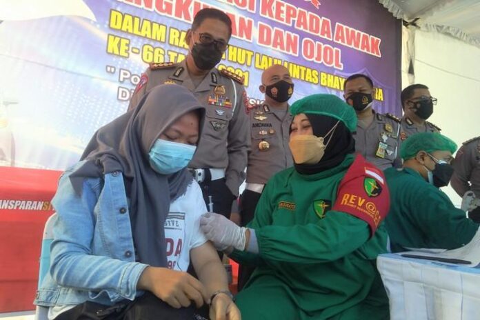 Vaksinasi sopir angkot dan ojol