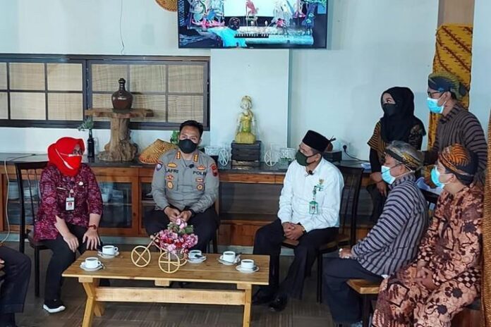 Retno Sudewi (kiri) Retno Sudewi (kiri)
