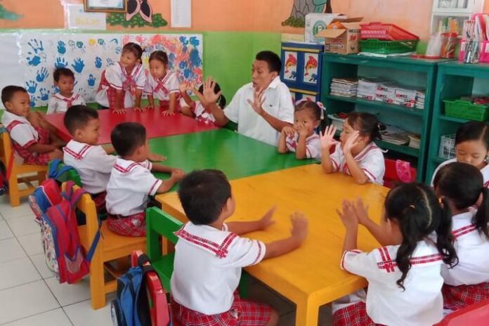 Sriyono dan murid-muridnya Sriyono dan murid-muridnya