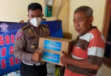 Bantuan sembako kepada Agus Dartono