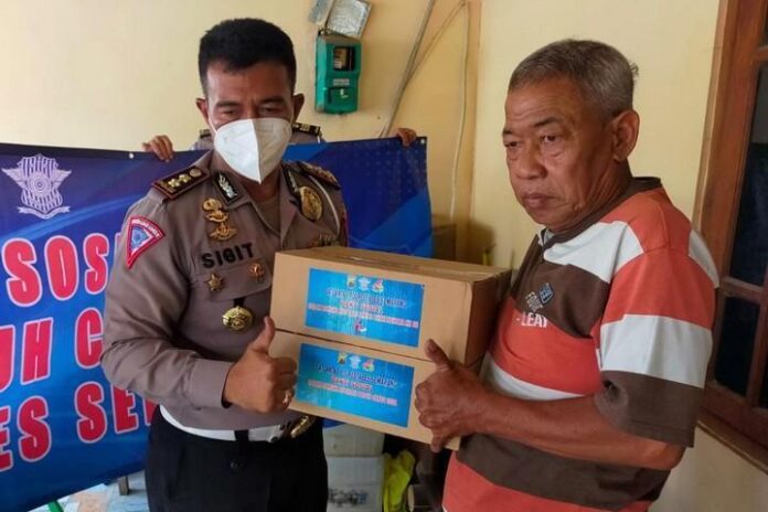 Bantuan sembako kepada Agus Dartono