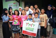 Dita Anggraeni bersama anak-anak yayasan