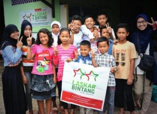 Dita Anggraeni bersama anak-anak yayasan