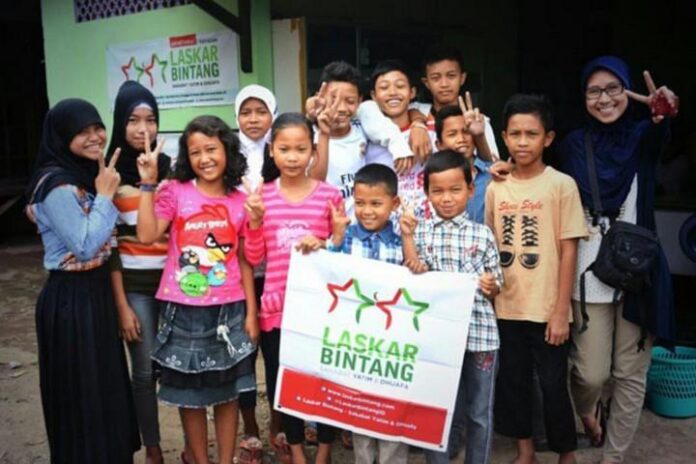 Dita Anggraeni bersama anak-anak yayasan Dita Anggraeni bersama anak-anak yayasan