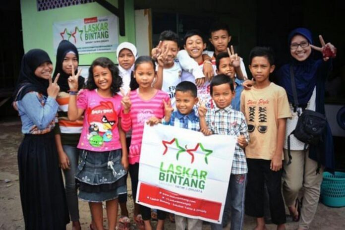 Dita Anggraeni bersama anak-anak yayasan