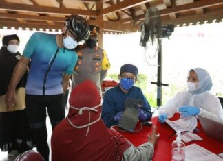 Vaksinasi pedagang di Candi Borobudur