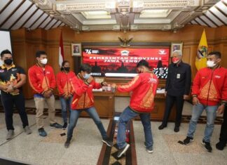 Atlet eksebisi kick boxing