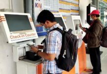 Calon penumpang kereta api