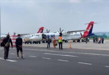 Penumpang turun dari pesawat